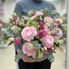 Эустомы и розовые ранункулюсы в корзине